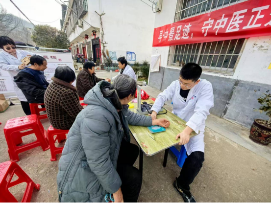 内乡县夏馆镇卫生院庙会义诊：传播中医文化，助力健康传承
