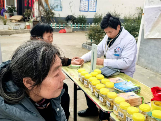 内乡县夏馆镇卫生院庙会义诊：传播中医文化，助力健康传承