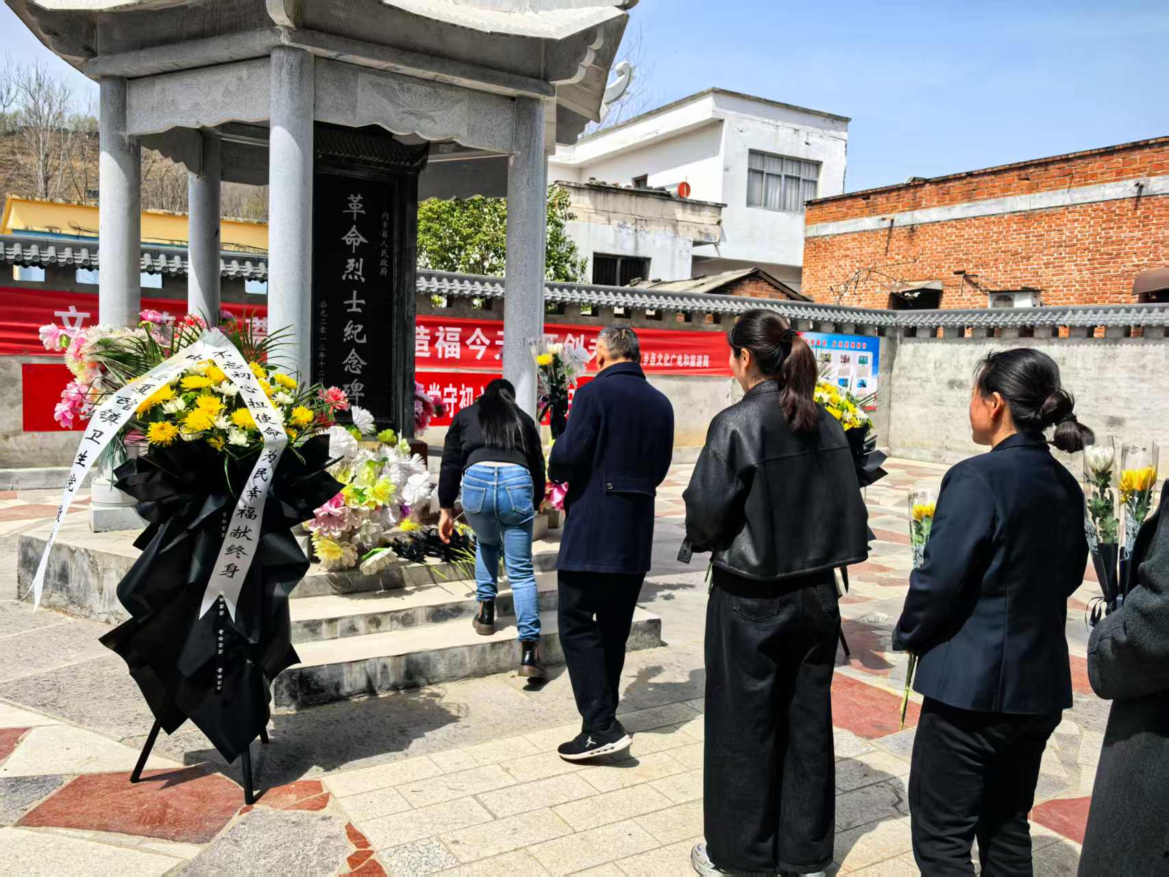 内乡县夏馆镇卫生院开展“5+N”主题党日：缅怀英烈践初心，医心向党护健康