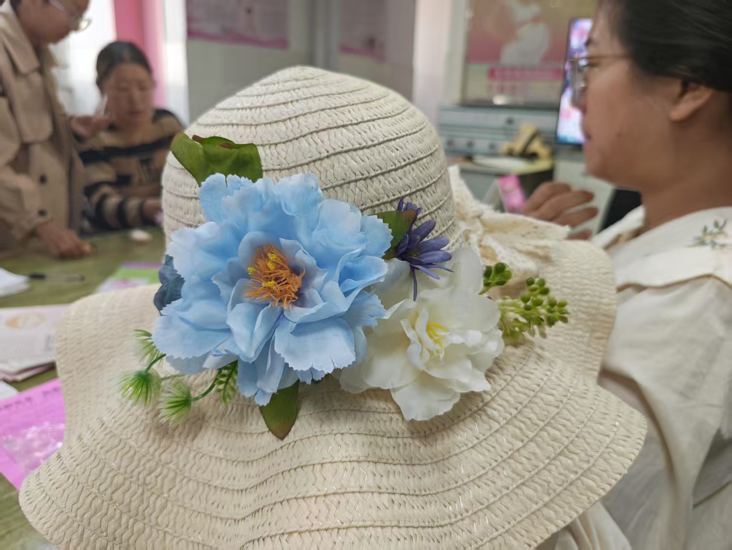 内乡县妇幼保健院孕妇学校：手工花艺草帽，让孕妈妈“帽”美如花
