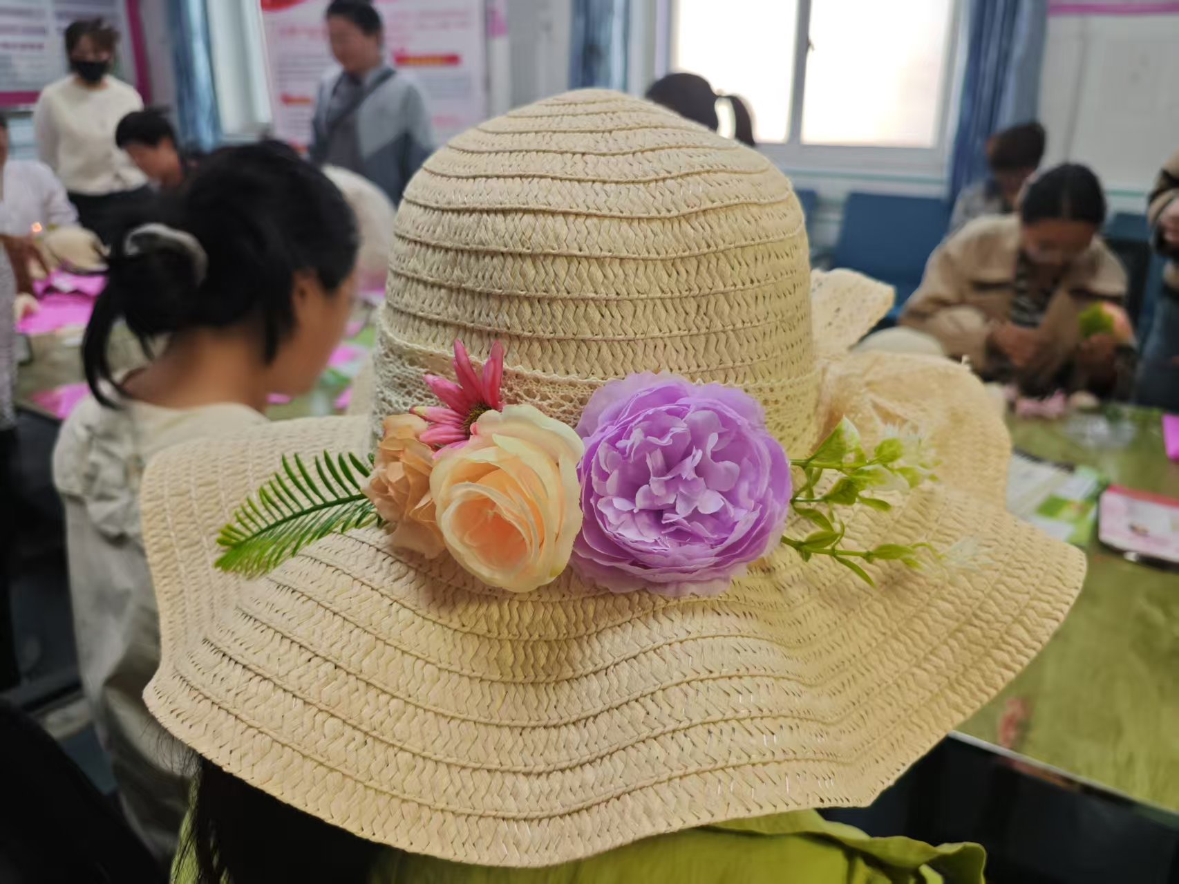 内乡县妇幼保健院孕妇学校：手工花艺草帽，让孕妈妈“帽”美如花