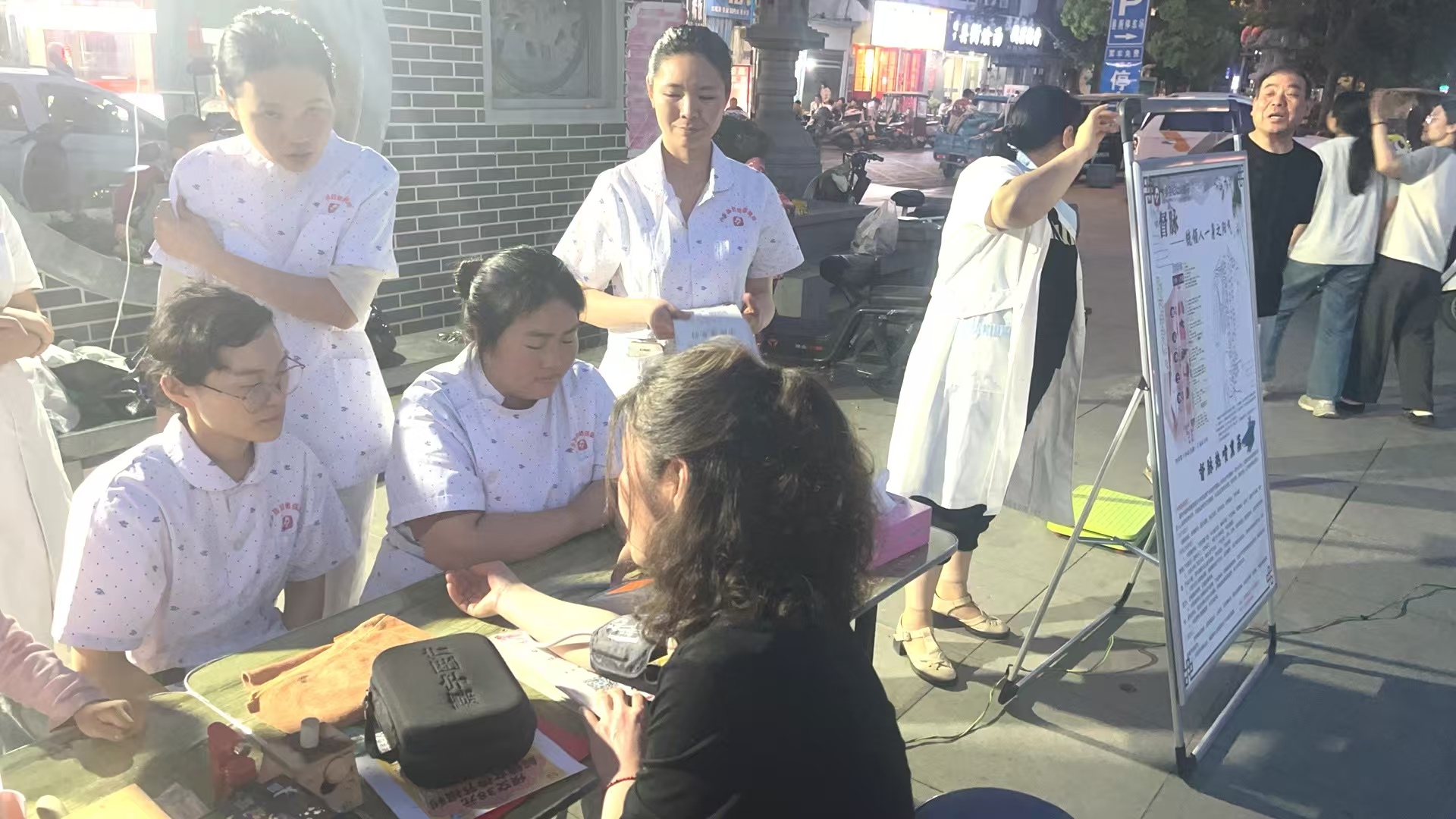 内乡县妇幼保健院“中医药文化夜市”点亮健康夜生活 