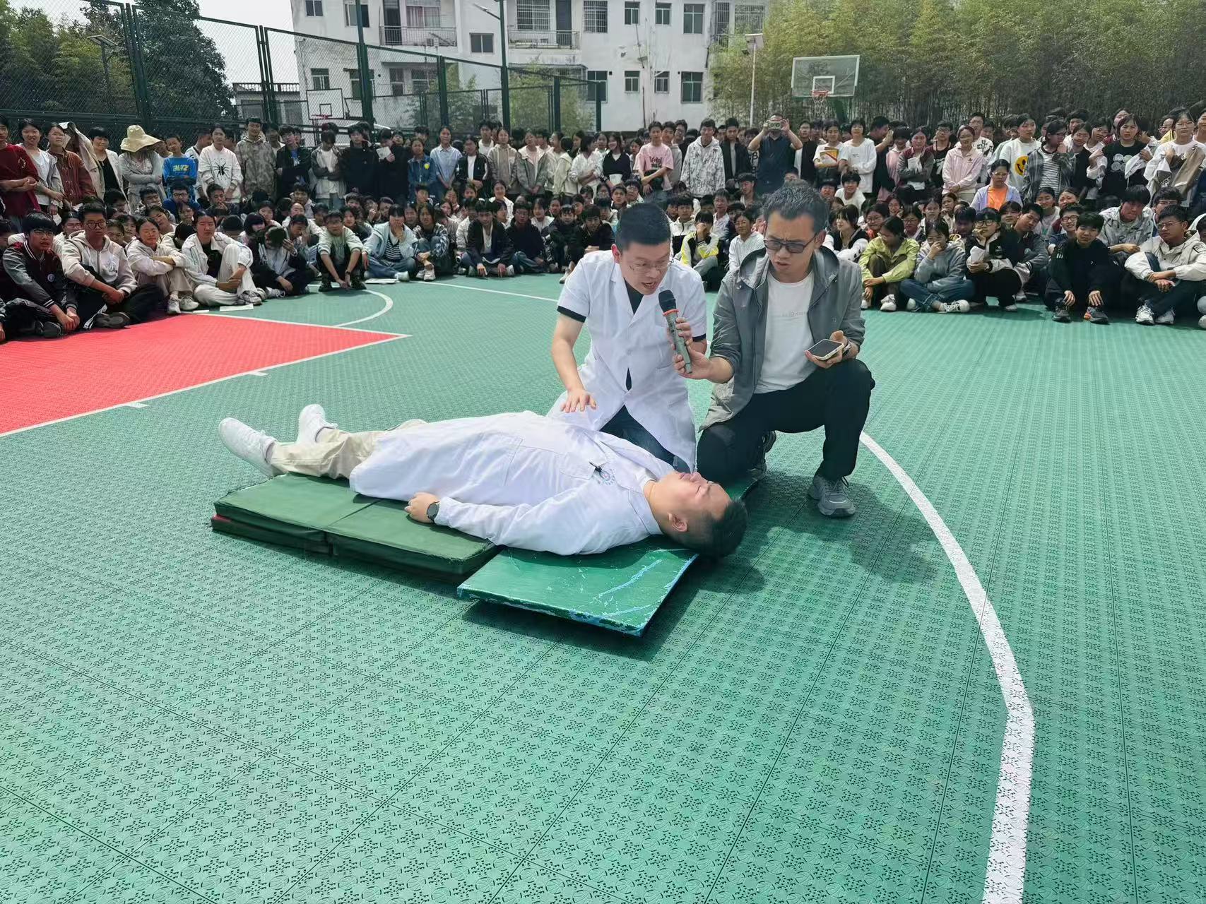 内乡县夏镇卫生院走进夏馆初级中学开展防溺水急救演练