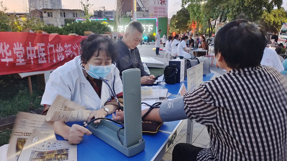 祯华堂积极参与卧龙区中医药文化夜市