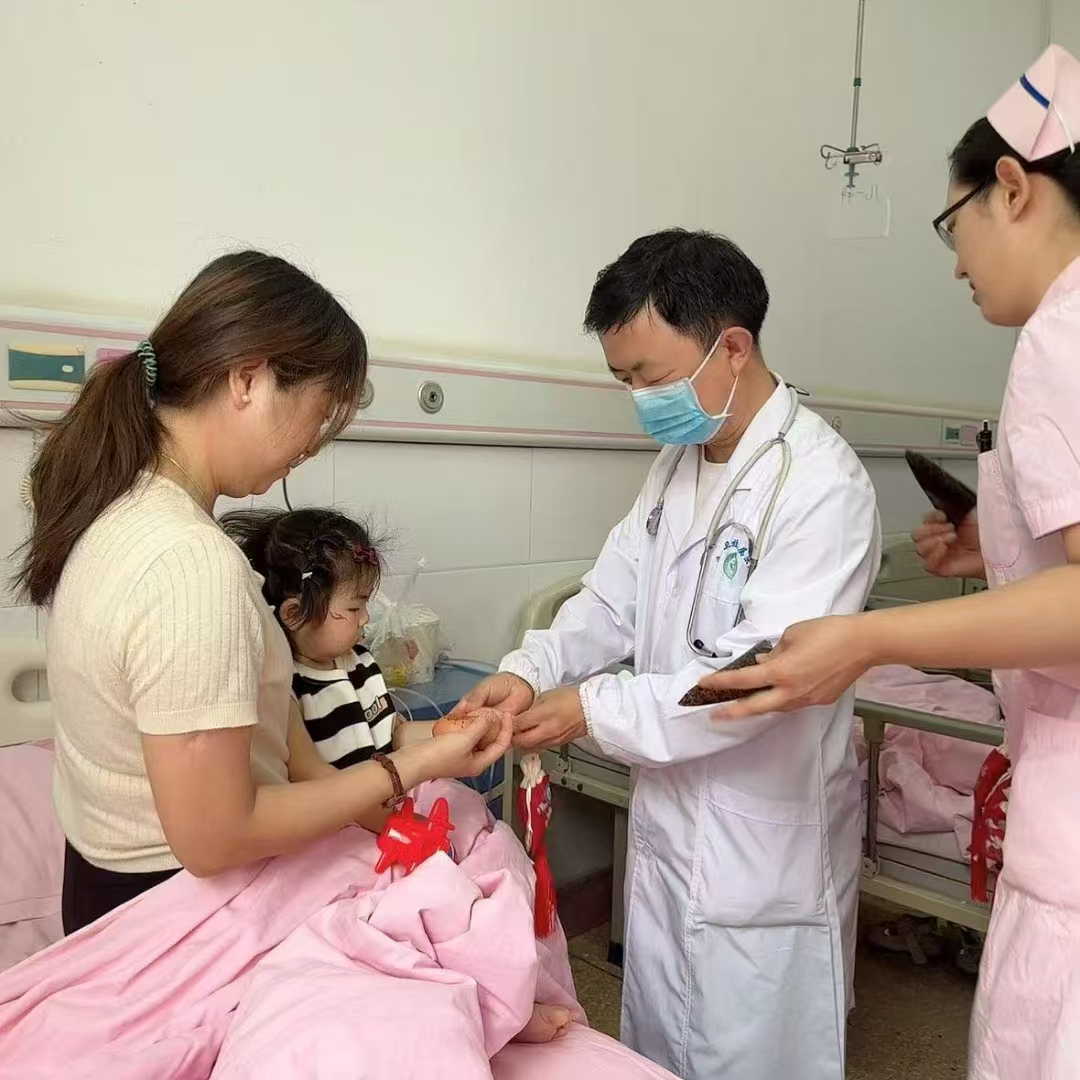 内乡卫校附属医院：欢乐六一，情暖童心